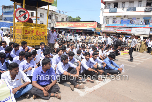  Students take up cudgels against Yettinahole Project 1